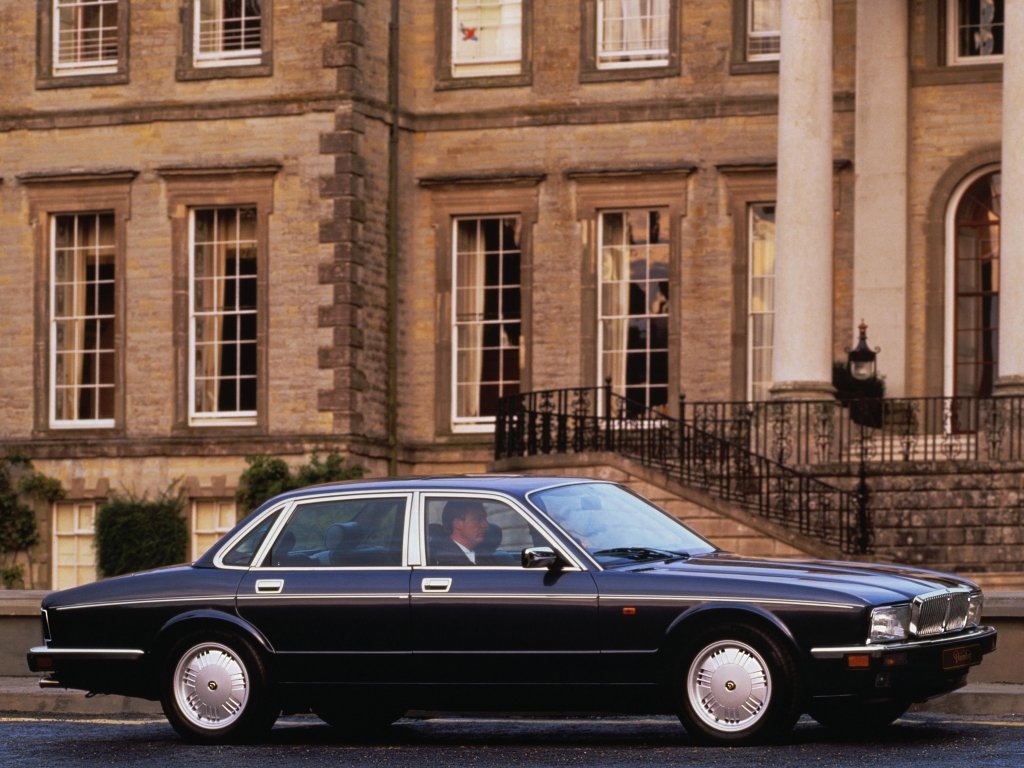 Первое поколение автомобилей. Jaguar xj40 Daimler. Jaguar XJ 1993 Daimler. Jaguar XJ II (xj40). Jaguar XJ Daimler 1986.